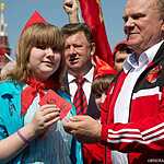 Зюганов принимает школьников в пионеры