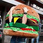 Человек-чизбургер атаковал «Макдональдс»