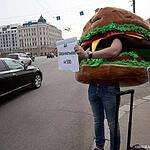 Человек-чизбургер атаковал «Макдональдс»