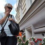 Москвичи несут цветы жертвам рейса МН-17