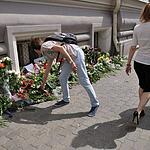 Москвичи несут цветы жертвам рейса МН-17