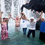 Жириновски купается в фонтане