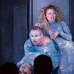 «За закрытыми дверями»