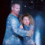 «За закрытыми дверями»