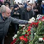 Москвичи несут цветы к месту убийства Бориса Немцова
