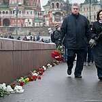 Москвичи несут цветы к месту убийства Бориса Немцова