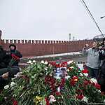 Москвичи несут цветы к месту убийства Бориса Немцова