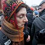 Москвичи несут цветы к месту убийства Бориса Немцова