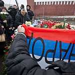 Москвичи несут цветы к месту убийства Бориса Немцова