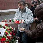 Москвичи несут цветы к месту убийства Бориса Немцова