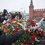 Москвичи несут цветы к месту убийства Бориса Немцова