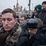 Москвичи несут цветы к месту убийства Бориса Немцова