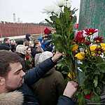 Москвичи несут цветы к месту убийства Бориса Немцова