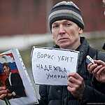 Москвичи несут цветы к месту убийства Бориса Немцова