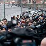 Москвичи несут цветы к месту убийства Бориса Немцова