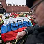 Москвичи несут цветы к месту убийства Бориса Немцова