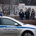 Москвичи несут цветы к месту убийства Бориса Немцова