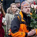 Москвичи несут цветы к месту убийства Бориса Немцова