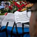 Москвичи несут цветы к месту убийства Бориса Немцова