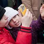 Москвичи несут цветы к месту убийства Бориса Немцова