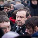 Москвичи несут цветы к месту убийства Бориса Немцова