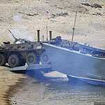 Высадка морского десанта во время тактического учения бригады морской пехоты ТОФ