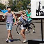 Синева расплескалась в парке Горького