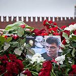 Москвичи несут цветы к месту убийства Бориса Немцова