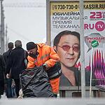 Москвичи несут цветы к месту убийства Бориса Немцова