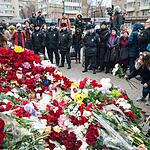Цветы и свечи у посольства Франции в Москве