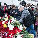 Цветы и свечи у посольства Франции в Москве