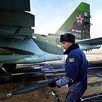Загрузка неуправляемых ракет во время подготовки самолета Су-25СМ к вылету