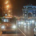 Ретро-автобусы проехались по ночной Москве